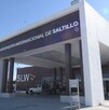 Se observa un edificio café con letras que dicen Aeropuerto Internacional de Saltillo.