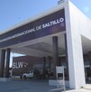 Se observa un edificio café con letras que dicen Aeropuerto Internacional de Saltillo.