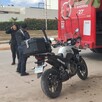 Dos oficiales junto a una motocicleta de la Policía de Puerto Vallarta al lado de un camión de Coca-Cola