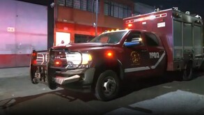 Autoridades calmaron al hombre que quedó atorado tras intentar entrar a robar un negocio en Venustiano Carranza.