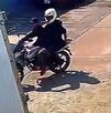 dos hombres en motocicleta afuera del restaurante el calamar en coatzacoalcos
