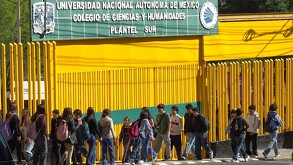 Alumnos de CCH Sur llegando al plantel.