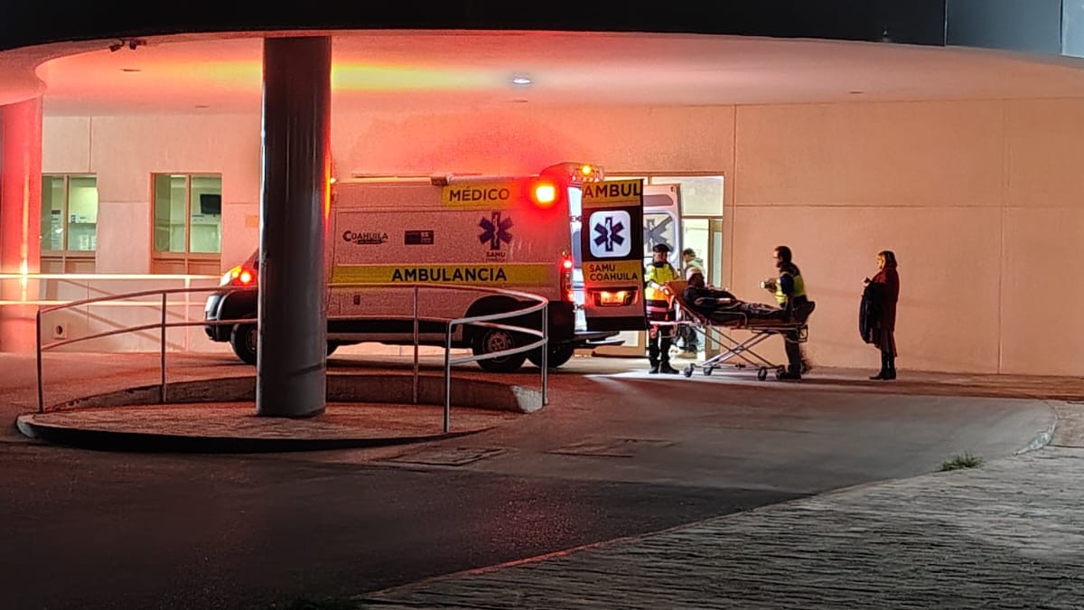 Ambulancia y el hospital de fondo y de noche.