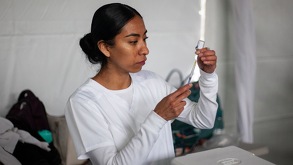 una enfermera prepara una vacuna contra el sarampión en una jornada de vacunación