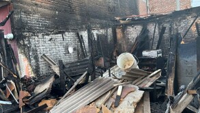 Un vecino se percató del incendio y logró rescatar a los padres de Gonzálo, evitando que la tragedia fuera mayor.