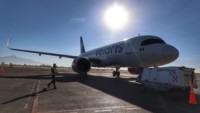 un avión de volaris en una pista del aeropuerto de puebla