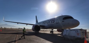 un avión de volaris en una pista del aeropuerto de puebla