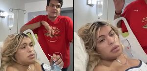 Wendy Guevara en una camilla de hospital mientras es acompañada por un hombre que la está cuidando.