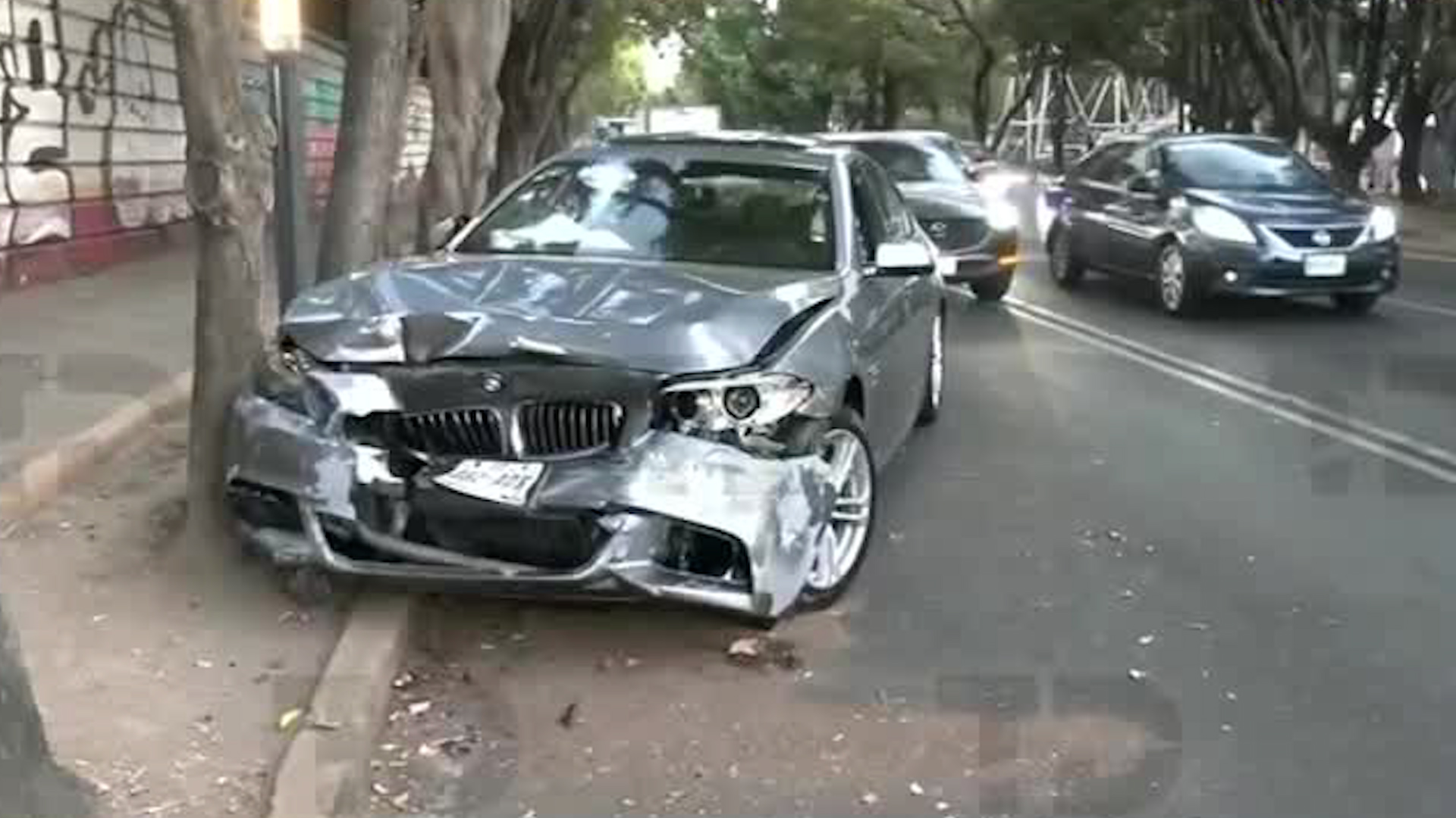 El dueño del vehículo y presunto responsable abandonó la unidad y huyó de la zona.