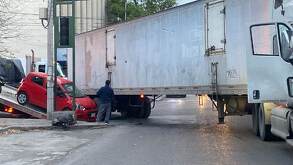 Auto aplastado por tráiler en Monterrey.