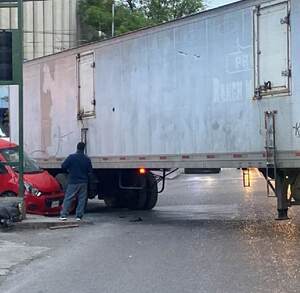 Auto aplastado por tráiler en Monterrey.