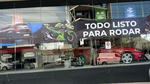 Aspecto de la agencia de autos Luxury Motors Angelópolis, acusada por supuesto fraude.