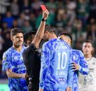 Gignac reclamando airadamente al árbitro mientras es expulsado.