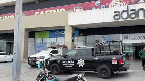 Policía en Plaza Adana en Monterrey.