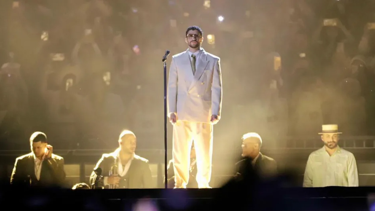 Bad Bunny ha alcanzado un enorme éxito internacional, pero también ha enfrentado críticas de figuras políticas y sectores conservadores.
