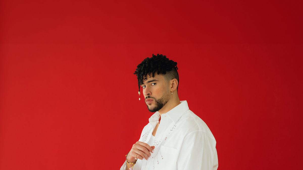 Bad Bunny con fondo rojo.