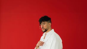 Bad Bunny con fondo rojo.