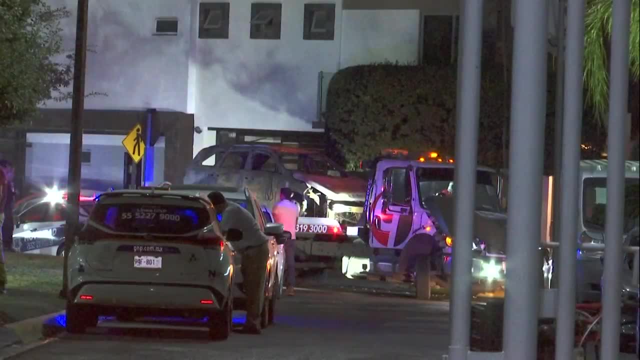 Una camioneta se incendió por un presunto cortocircuito en el fraccionamiento Ancestra II, en San Nicolás de los Garza.