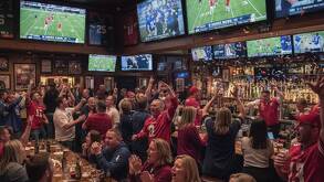 la ciudad ofrece una amplia oferta de bares y restaurantes