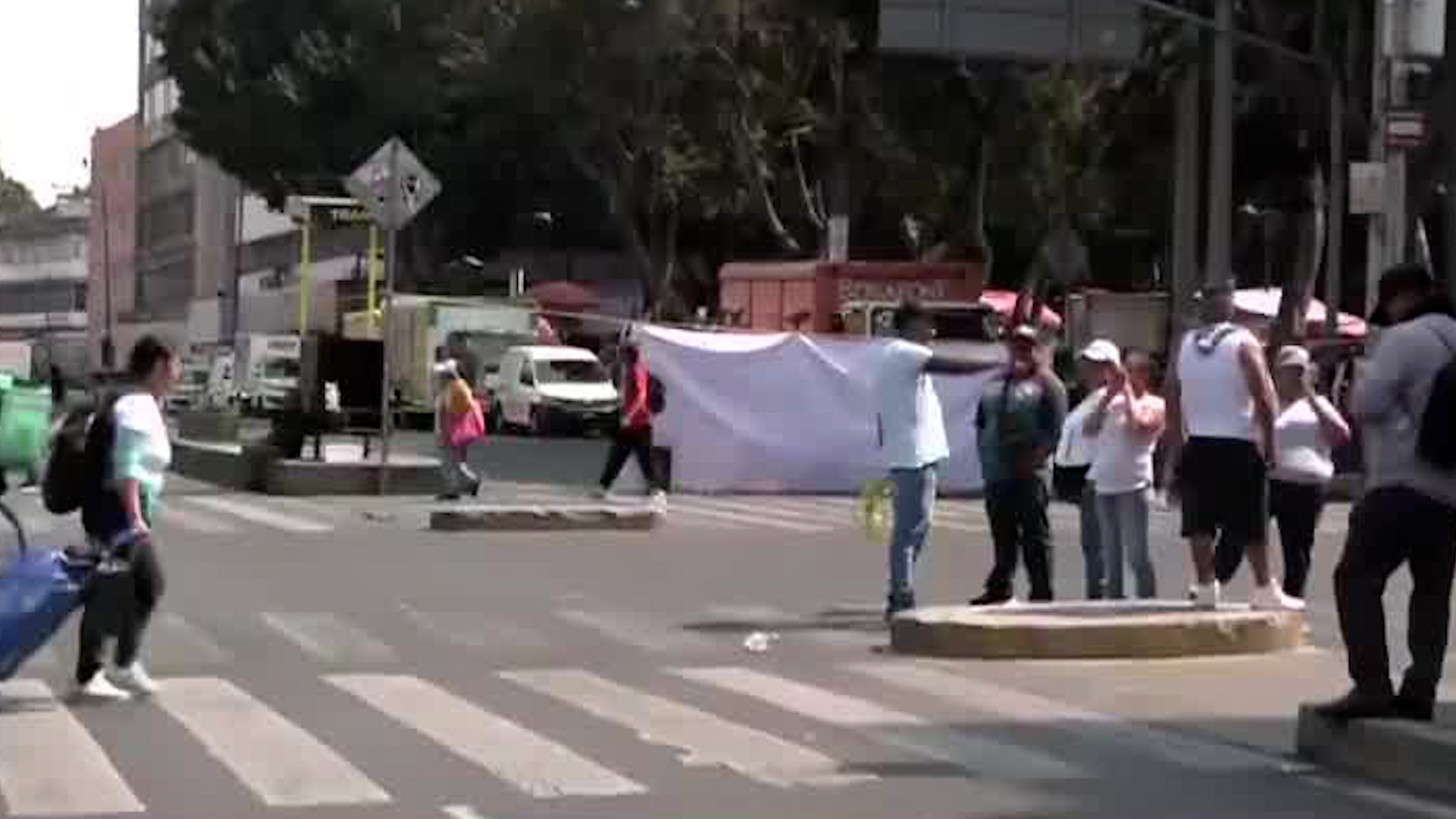 Los comerciantes bloquean el paso de vehículos particulares y unidades del Metrobús por presuntamente haber sido desalojados de Plaza San Miguel.