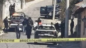 Policías resgurdan el barrio de San Sebastián tras una balacera en el municipio de Tecamachalco, Puebla.