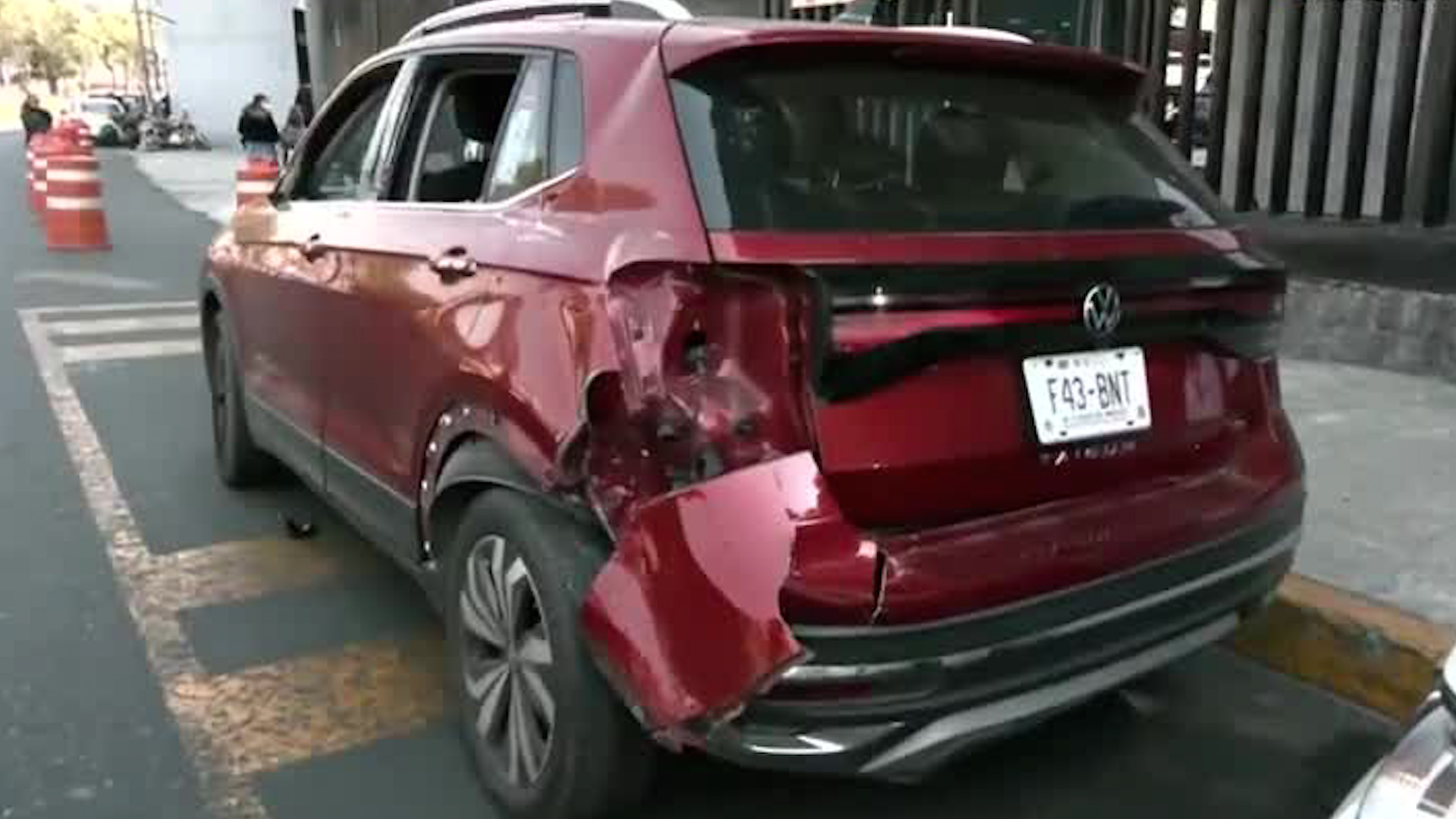 Los dos vehículos, uno particular y otro de la Secretaría de Salud, se encontraban estacionados cuando fueron impactados por el tráiler.