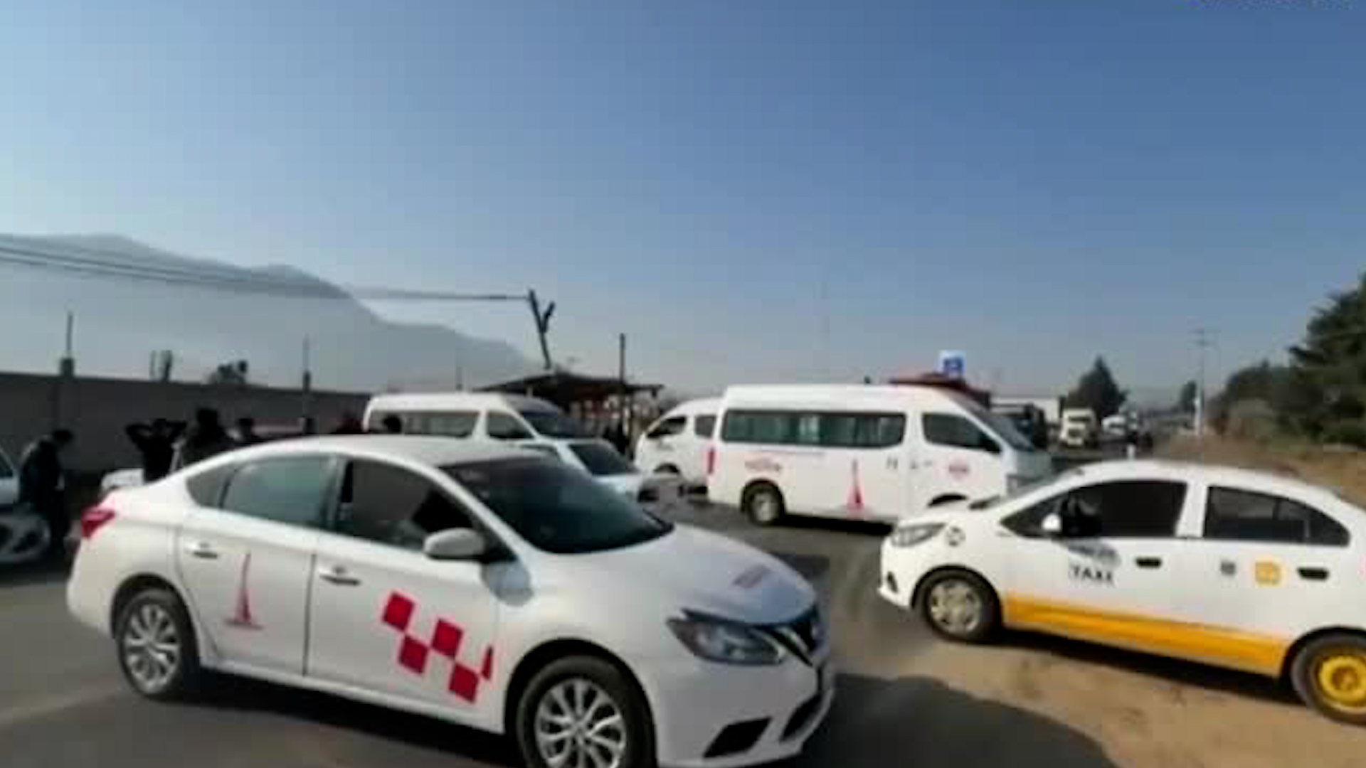 Los manifestantes exigen la mejora de las vialidades en la zona. En espera de respuesta del gobierno.
