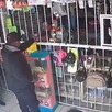 Asaltante recibiendo dinero de una cajera al interior de una papelería con una madre y su hija observando a la izquierda