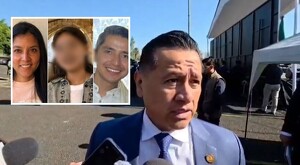 El fiscal general de Michoacán Carlos Torres Piña dando declaraciones con micrófonos y teléfonos celulares frente a el a las afueras de un edificio