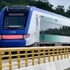 Se observa un tren color blanco, con azul y también verde.