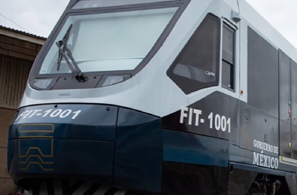 Se observa un tren de pasajeros color azul y con letrero que dice Gobierno de México.