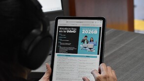 Una persona usa una tableta que muestra la convocatoria 