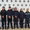 Cuatro hombre y una mujer miembros de la Guardia Civil de Morelia con los ojos censurados y en medio de policías de Michoacán