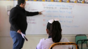 Alumna tomando clases en una escuela pública de Coahuila.