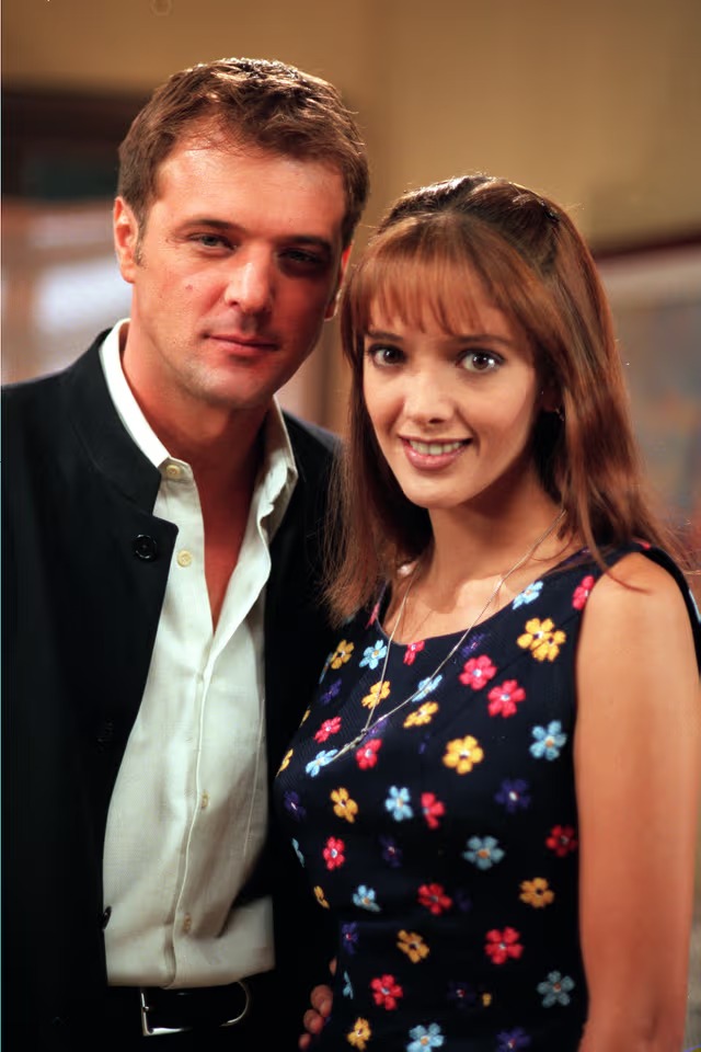 El porte elegante, mirada intensa y carisma de René Strickler lo convirtieron en protagonista de exitosas telenovelas en los años 90 y 2000.