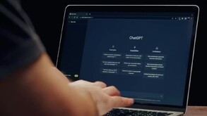Ventana de ChatGPT abierta en una laptop