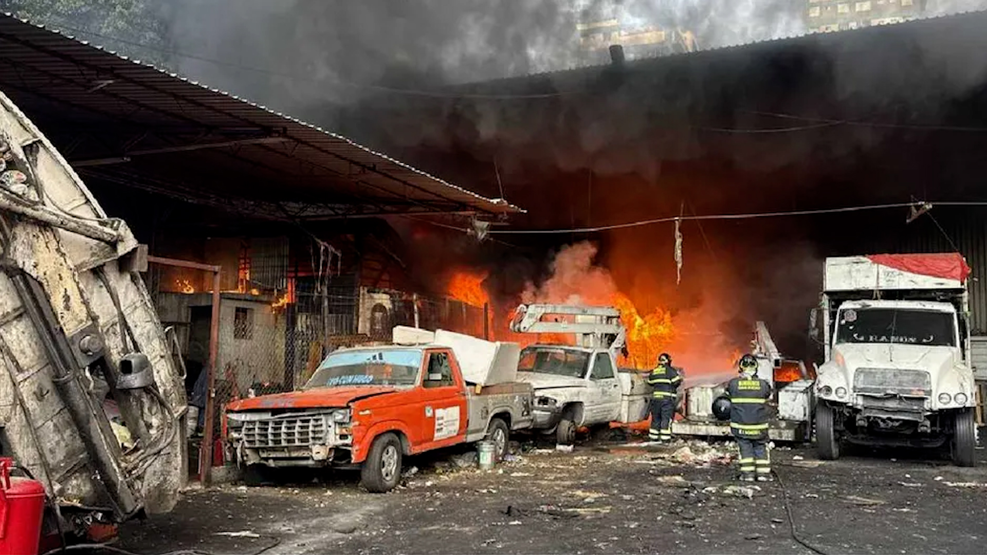 Myriam Urzúa, Secretaria de Gestión Integral de Riegos y Protección civil, llegó al lugar de los hechos.