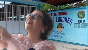 Fotografía de la maestra de kinder asesinada en Veracruz junto a la escuela donde laboró.