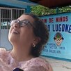 Fotografía de la maestra de kinder asesinada en Veracruz junto a la escuela donde laboró.