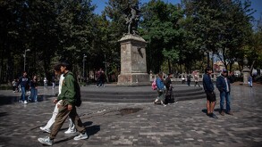 Capitalinos caminando en calles de la Ciudad de México.