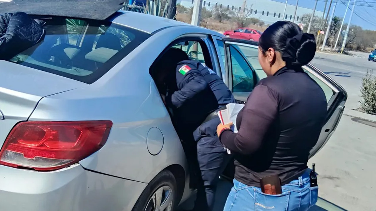 Policías de Apodaca auxiliaron a una joven de 21 años que no logró llegar al hospital y dio a luz dentro de una delegación policiaca.