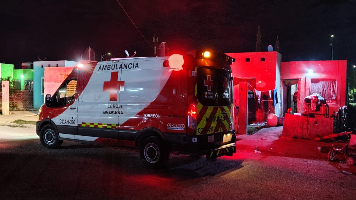 Ambulancia de Cruz Roja Mexicana a las afueras de un domicilio de noche.