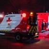 Ambulancia de Cruz Roja Mexicana a las afueras de un domicilio de noche.