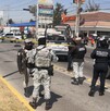 Policías mexiquenses acordonaron el sitio donde un motociclista murió arrollado por un camión de la Guardia Nacional.