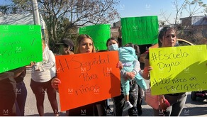 Padres de familia del kínder Alfred Adler, ubicado en la colonia Soledad de las Joyas, se manifestaron para exigir una respuesta inmediata a las autoridades.