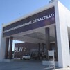 Se observa un edificio café con letras que dicen Aeropuerto Internacional de Saltillo.