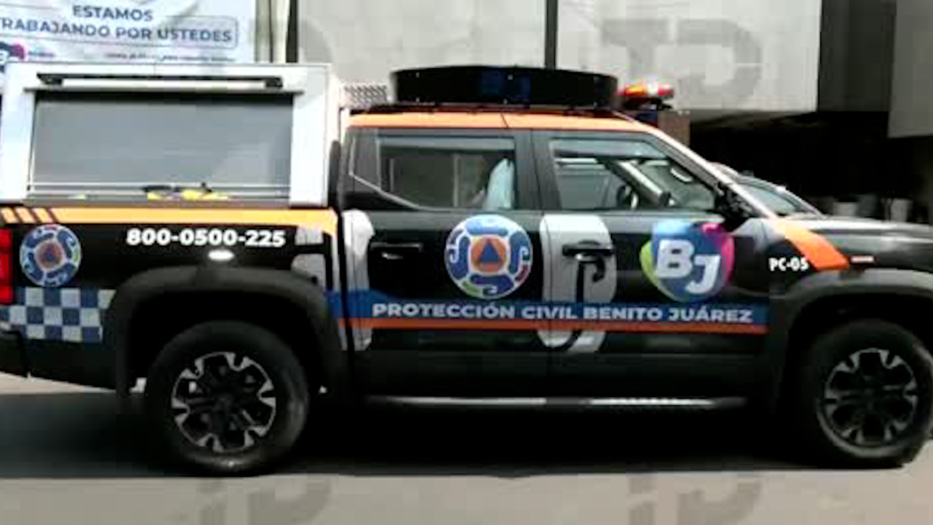 El dueño de la mascota dio aviso a las autoridades del accidente. Se realizan labores de rescate.