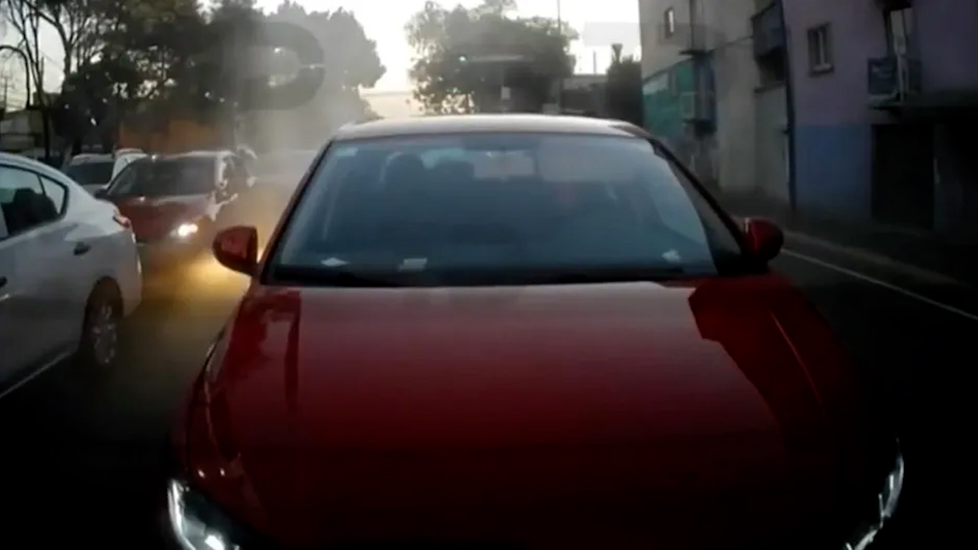 Carambola provocada por supuesto actor dejo cuatro autos afectados, entre ellos, uno donde viajaba una mujer embarazada con su esposo.