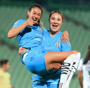 Christina Burkenroad festejando con Karol Bernal el primer gol de Rayadas frente a Santos femenil en la jornada 6 del Clausura 2026.