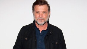 El porte elegante, mirada intensa y carisma de René Strickler lo convirtieron en protagonista de exitosas telenovelas en los años 90 y 2000.